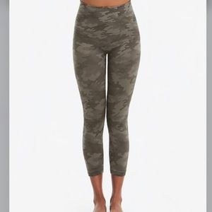 Spanx Look at me know camo leggings cropped capri camouflage casual classic